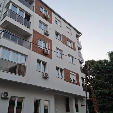 Lester Apartment *